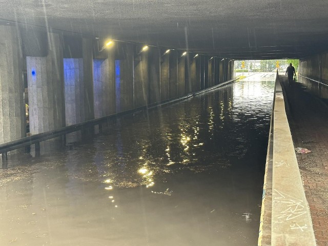 Tak wyglądał po ostatniej nawałnicy tunel w ulicy Grzecznarowskiego w Radomiu.