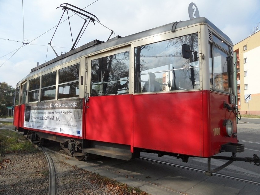 Zabytkowy tramwaj reklamuje Muzeum Powstań Śląskich