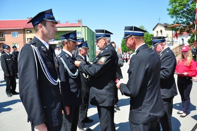 Zasłużeni strażacy otrzymali odznaczenia. Wręczali je Mirosław Pawlak i Waldemar Maruszczak.
