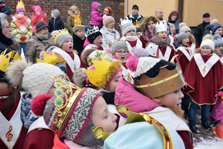 II Stargardzki Orszak Trzech Króli kolędując przeszedł na lodowisko [zdjęcia, wideo]