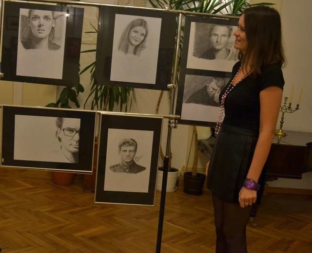 Anna Olszewska przy portretach