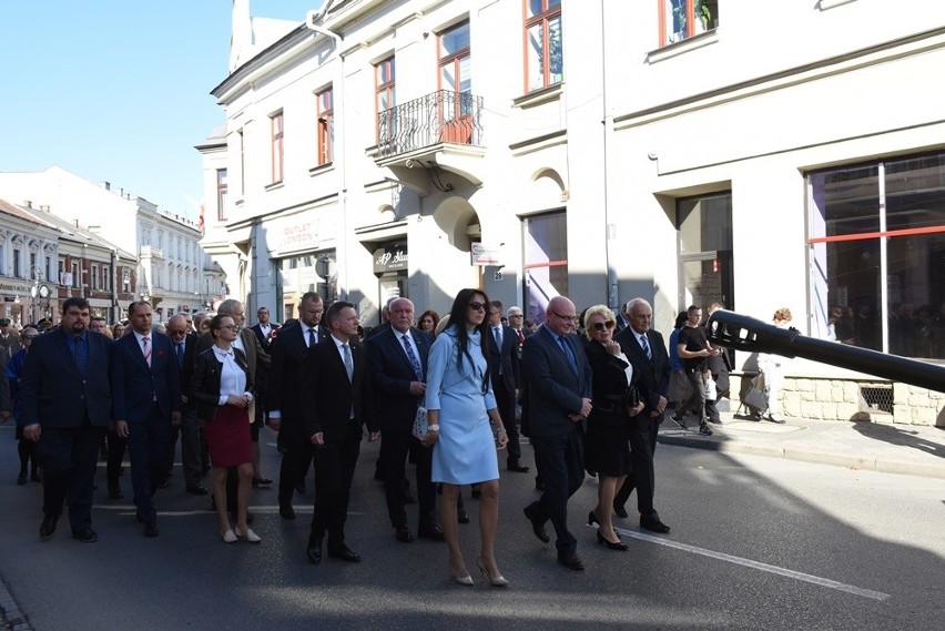 Nowy Sącz. Tłumy sądeczan na powtórnym pochówku gen. Bronisława Pierackiego