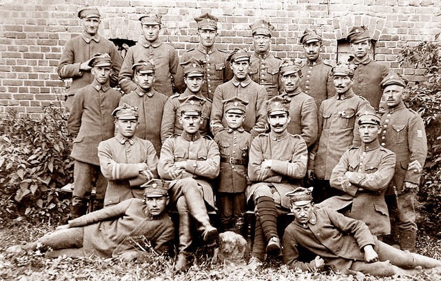 Feliks Nadolski (siedzi drugi od lewej) w gronie żołnierzy powstańczej armii. - Najmłodszy powstaniec to syn pułku, sierota, którą żołnierze przygarnęli - mówi Henryksyn pana Feliksa.