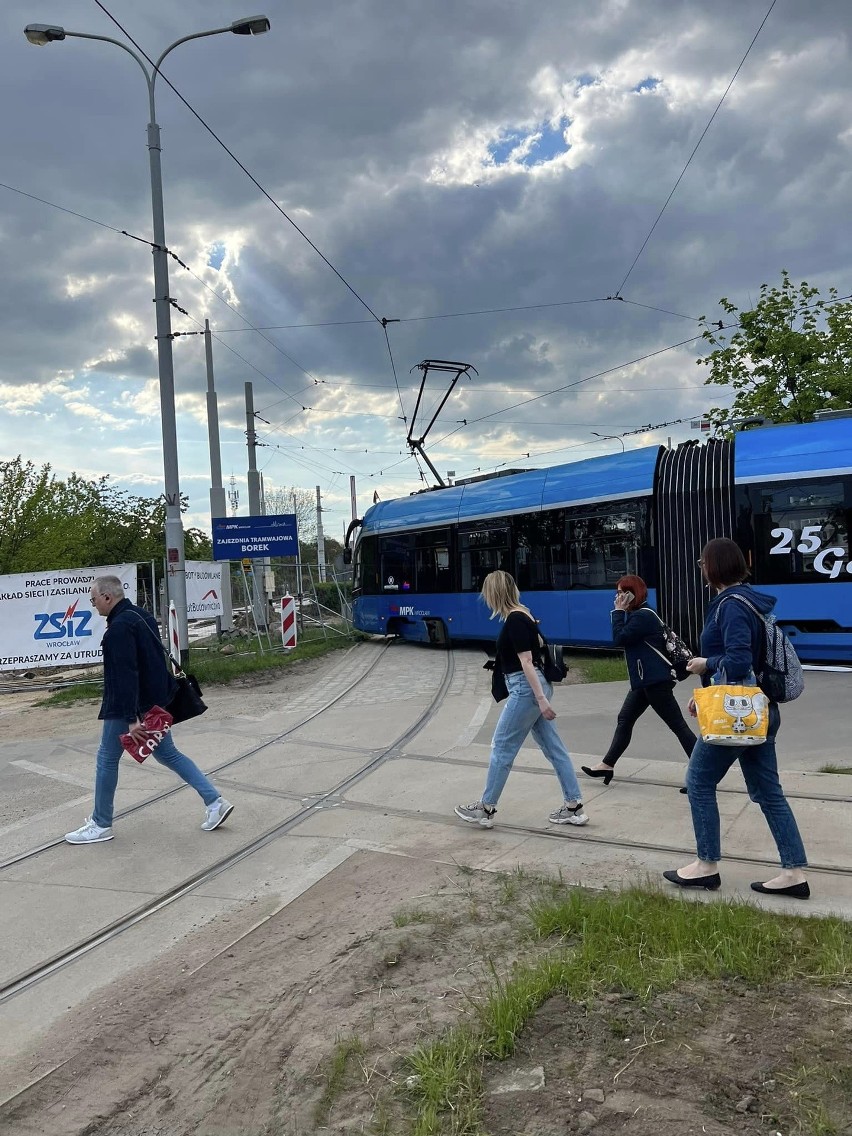 Kłopoty pasażerów MPK, wykolejenie tramwaju na ul....