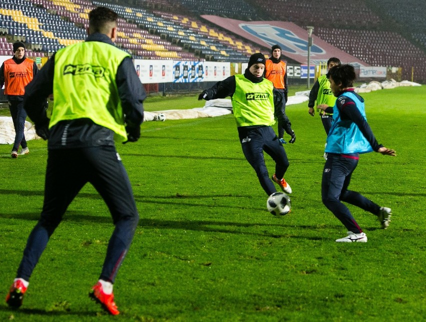 Trening Pogoni Szczecin na płycie głównej stadionu przy...