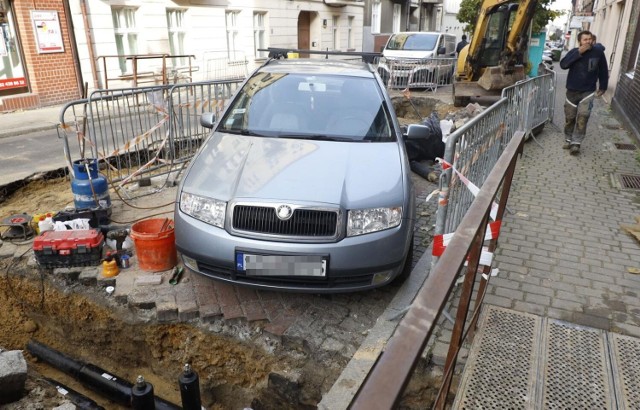 Samochód uwięziony na placu budowy w Katowicach. Zobacz kolejne zdjęcia. Przesuwaj zdjęcia w prawo - naciśnij strzałkę lub przycisk NASTĘPNE