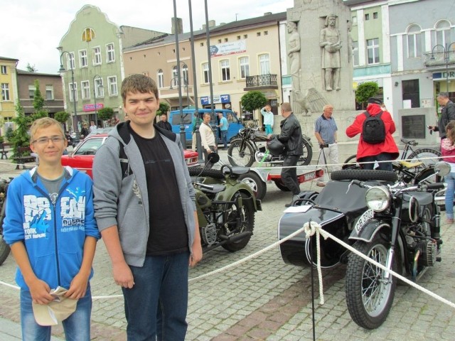 Paweł Schmejchel oraz Grzegorz Staroń z zainteresowani przyglądali się wszystkim motocyklom.