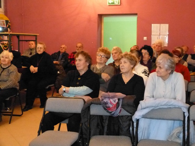 Seniorzy na spotkaniu z policjantami, zorganizowanym w dawnym budynku klubu osiedlowego &#8220;Iskierka&#8221;, chętnie zadawali pytania w trosce o swoje bezpieczeństwo i z uwagą słuchali wskazówek.