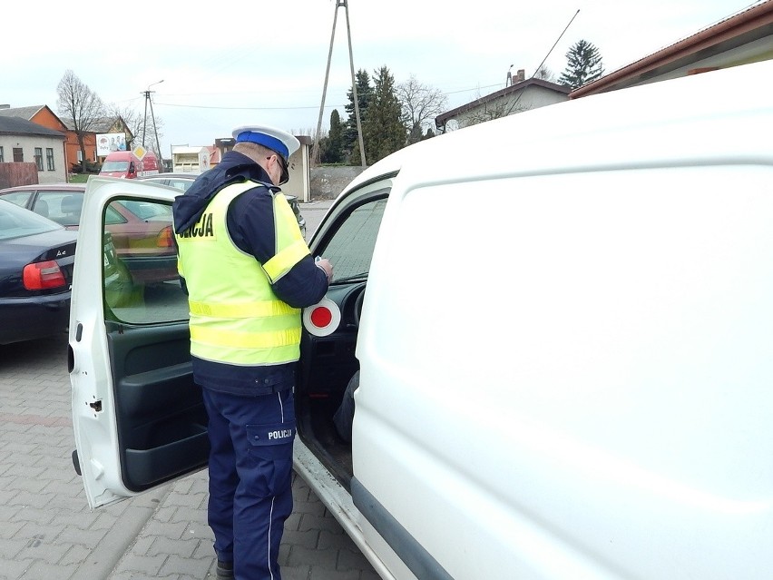 Co i ile wylatuje z rury wydechowej naszych samochodów? Spaliny - i to sporo! Sprawdzili to radziejowscy policjanci w akcji Smog