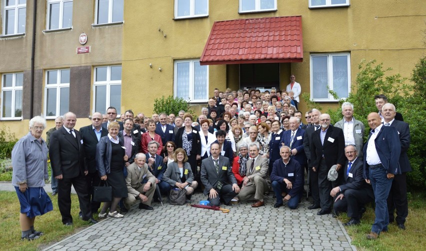 Prawie 150 absolwentów Szkoły Podstawowej w Bogucicach spotkało się po latach