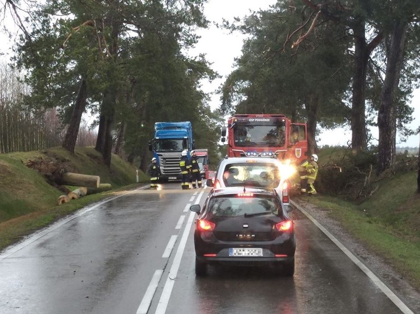 Droga Zambrów Łomża zablokowana przed Podgórzem. Przewrócone...