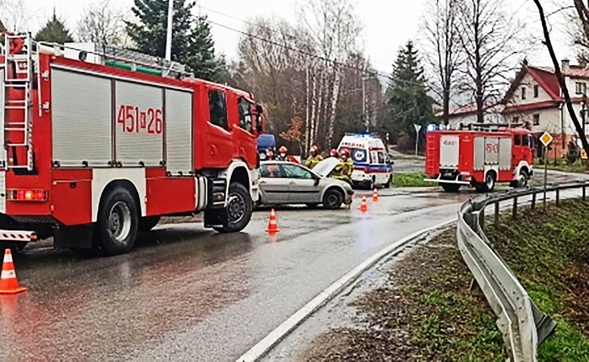 Osobówka rozbita na drodze prowadzącej z Limanowej do Męciny