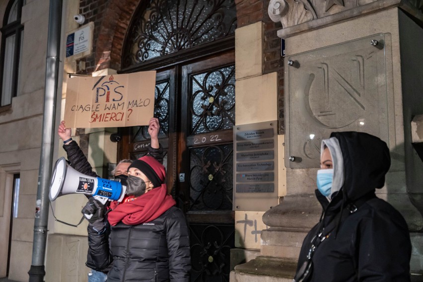 Kraków. Manifestacja przed krakowską siedzibą PiS. "Żyjemy w kraju, w którym kobiety boją się zachodzić w ciążę"