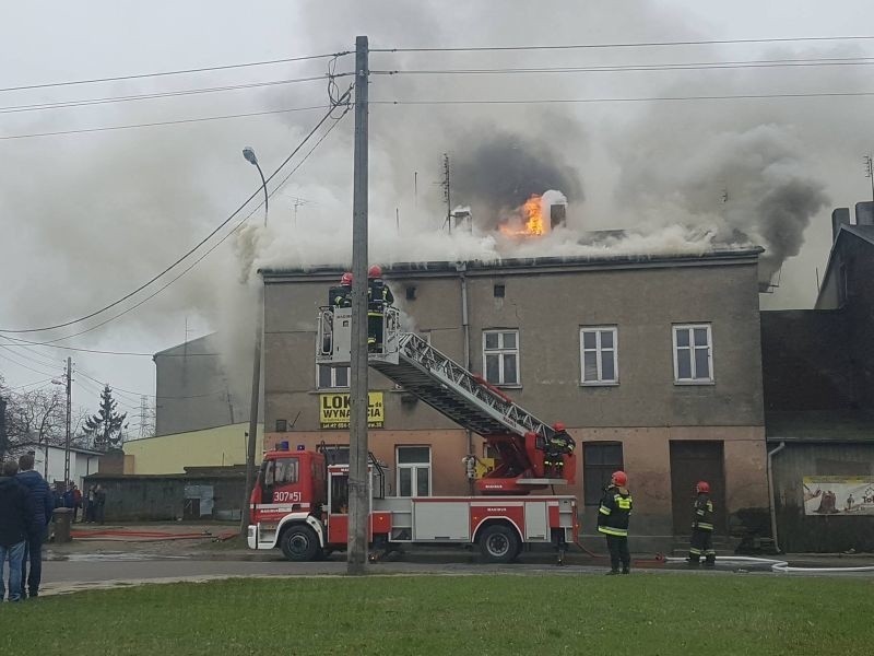 Pożar na ul. Śląskiej. Pali się kamienica [zdjęcia]