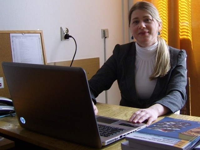 Doktor inżynier Marzena Mięsikowska w swoim pokoju na Politechnice Świętokrzyskiej