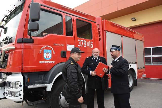 Najnowszym nabytkiem i chlubą strażaków-ochotników z jednostki OSP w Międzyrzeczu Obrzycach jest średni wóz bojowy na podwoziu mana. Prosto z fabryki i wyposażony w specjalistyczny sprzęt do akcji gaśniczych oraz ratowniczych na drogach i jeziorach.