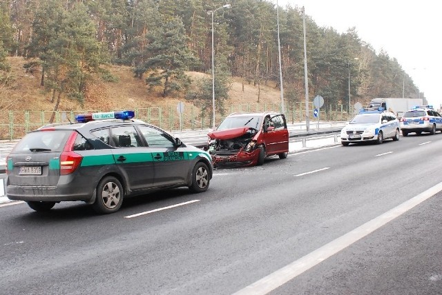 Skradziony w Niemczech samochód został rozbity na barierce w pobliżu budynku Straży Granicznej w Świecku. Na szczęście w kolizji nikt nie ucierpiał.
