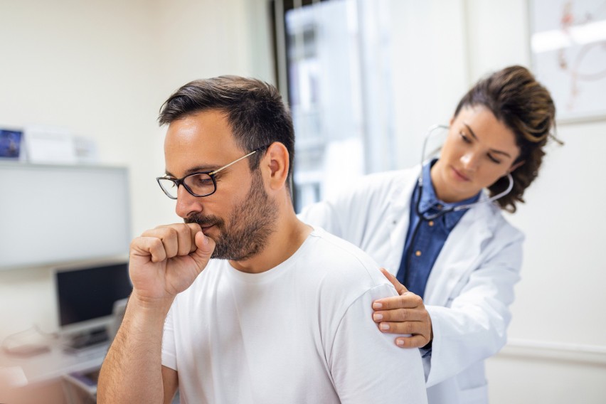 Rak płuca zwykle diagnozowany jest zbyt późno. Zobacz w...