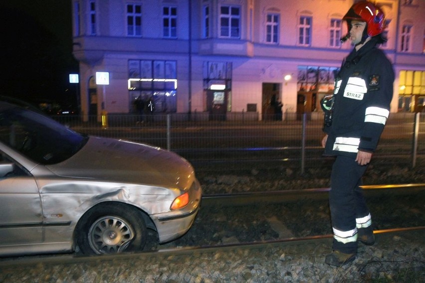 Wypadek na Legnickiej. BMW na torowisku