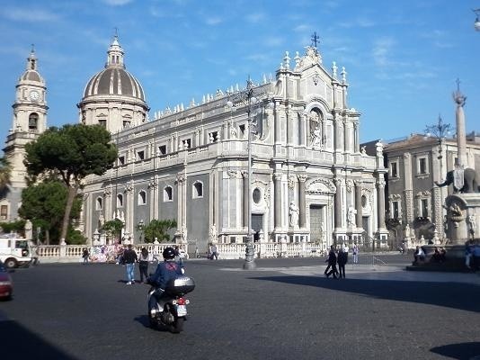 Plac katedralny z obeliskiem słonia w centrum to najbardziej reprezentacyjny punkt Katanii