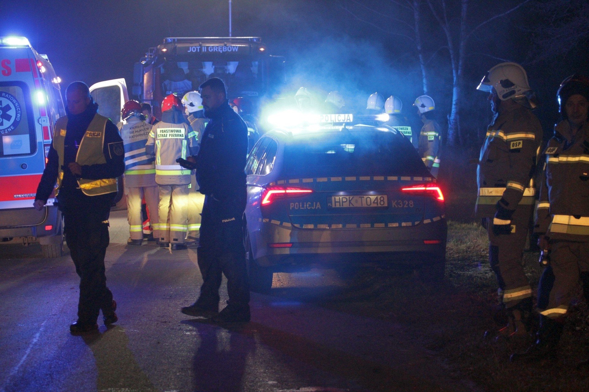 Wypadek w Krawcach! Samochód dachował w kanale, 30letni