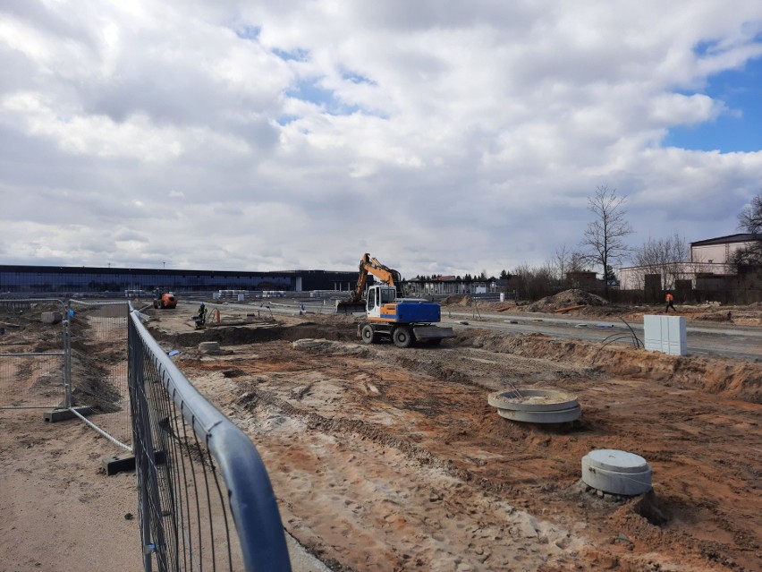 Budowa portu lotniczego w Radomiu. Przed terminalem powstają parkingi, dojazdy oraz przystanki autobusowe. Zobacz zdjęcia