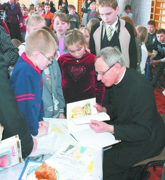 Ks.bp. Antoni Długosz razem z dziećmi czytał książki. A później je podpisywał.