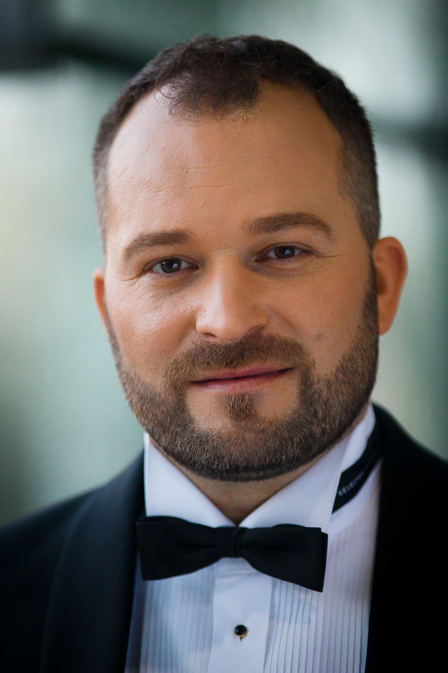 Damian Aleksander, który powoli staje się twarzą Opery i Filharmonii Podlaskiej to aktor, solista, reżyser, a czasem poeta, fotografik i podróżnik