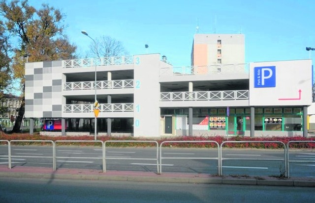 Parking przy ulicy Kelles - Krauza ma już część nowej elewacji. Zdemontowano stare płyty, w ich miejsce położone są tynki.