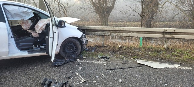 Dlaczego kierowca samochodu osobowego zjechał na przeciwległy pas? Policjanci będą się starali ustalić to w trakcie śledztwa.