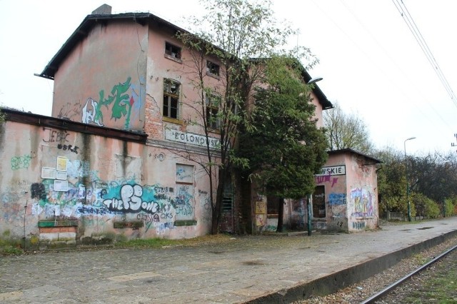 Dworzec w Kolonowskiem to jeden z wielu przykładów, gdy samorząd chciał przejąć budynek i go wyremontować. Negocjacje z koleją trwały prawie 10 lat i dziś obiekt nadaje się tylko do wyburzenia.