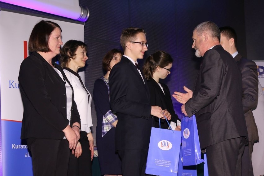 W Kielcach wręczono nagrody dla gimnazjalistów-laureatów.