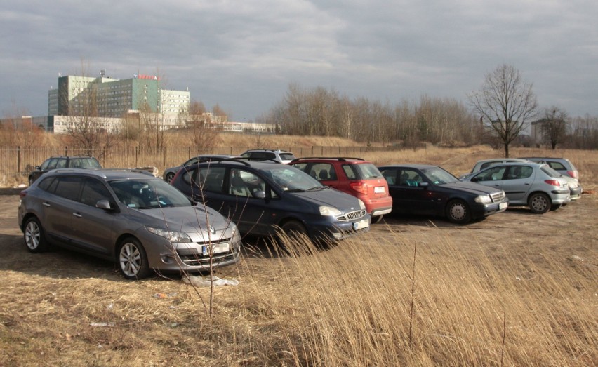 Radom. Parkowanie przy szpitalu na Józefowie. Kierowcy nie chcą płacić za postój na parkingu, wolą stać na chodniku i trawniku