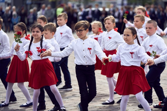 Każda ze szkół podstawowych zaprezentowała taniec narodowy. Powstało wspaniałe widowisko. Zobaczcie na kolejnych zdjęciach co dzieło się na placu Kościuszki w Dzień Flagi