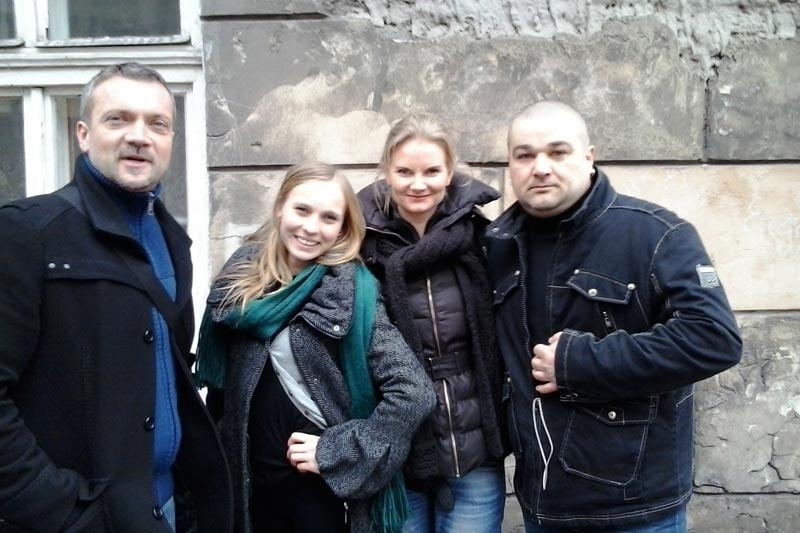 Basia Rzepka (druga od lewej) w towarzystwie aktorów "W 11”....