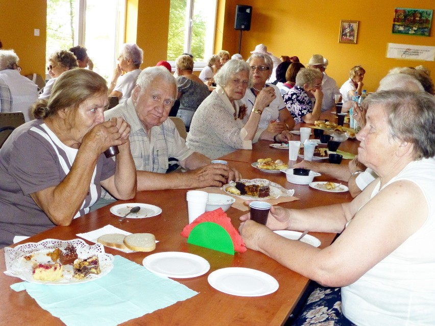 Seniorzy poczęstunkiem uzupełniali siły do dalszej zabawy.