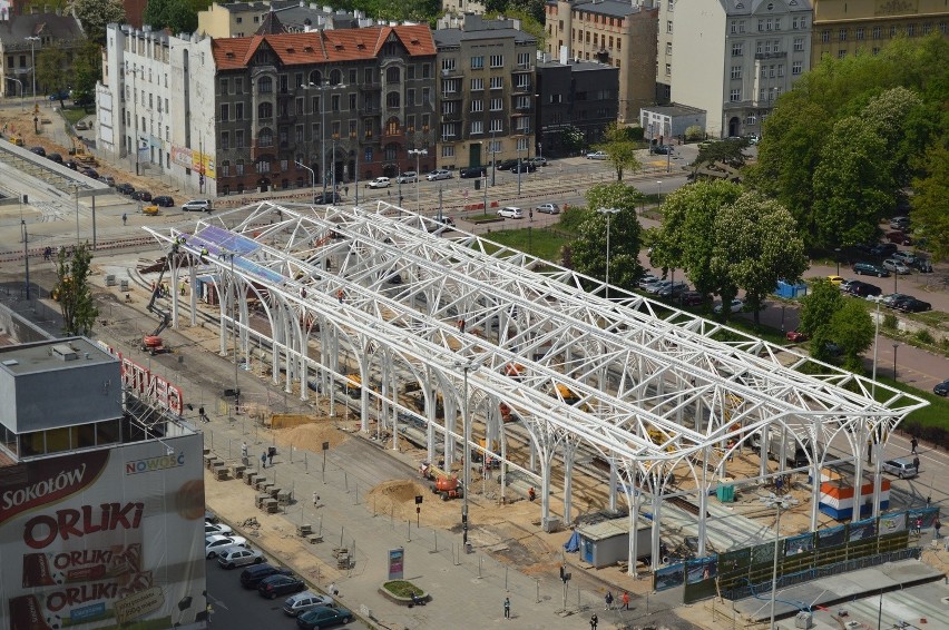 Trasa W-Z. Trwa montaż kolorowej membrany na dachu przystanku Piotrkowska Centrum [ZDJĘCIA]