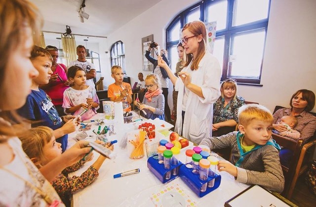 Młodzi naukowcy z warsztatów Nauka jest Fajna! chętnie podzielą się wiedzą z dziećmi, które przyjdą do Kamienicy 12 (ul. Poznańska 12) na  czwartkowe spotkanie świąteczne 16.30-18.30