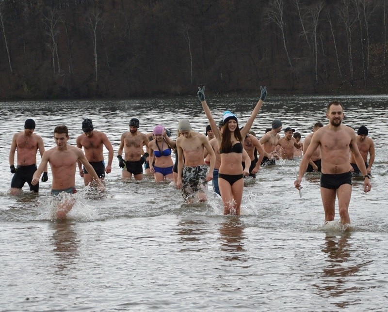 Do lodowatej wody wskoczyło aż 67 osób, by bić rekord Guinnessa [ZDJĘCIA]