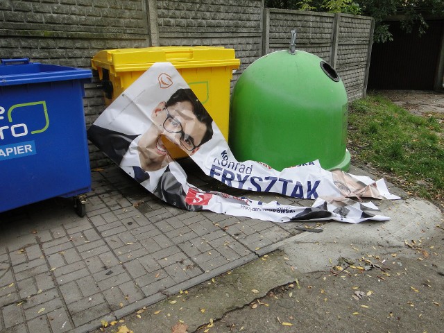 Pocięty baner Konrada Frysztaka ktoś porzucił przy śmietniku.