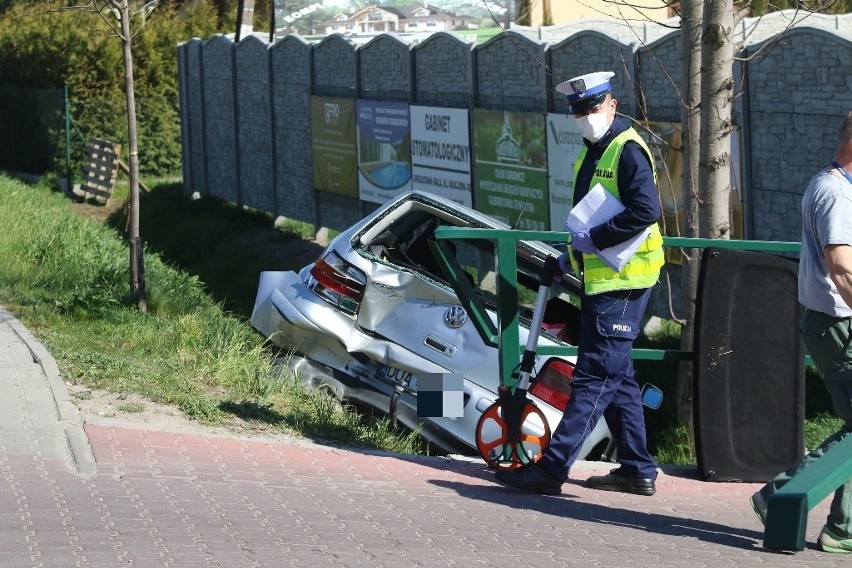 Poważny wypadek pod Wrocławiem. Volkswagen w rowie, jedna osoba ranna (ZDJĘCIA)         