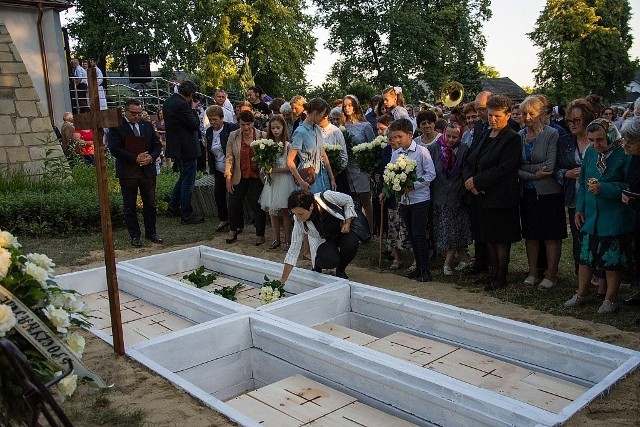 Złożone do trumien szczątki zmarłych spoczęły we wspólnym grobowcu w centralnej części cmentarza w Jeżowem