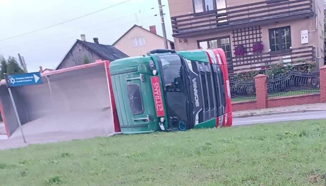 W Radoszycach przewróciła się ciężarówka.