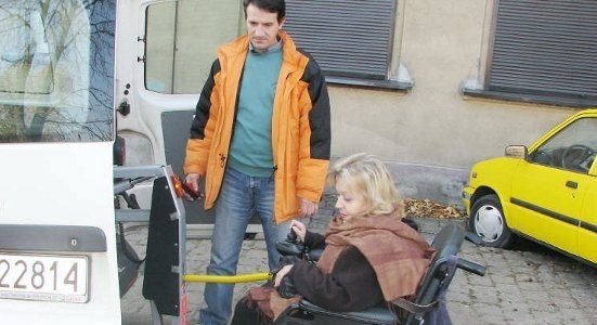 Hanna Kowalska, często korzysta z transportu dla osób niepełnosprawnych. Na drugim planie kierowca Jacek Eckman.