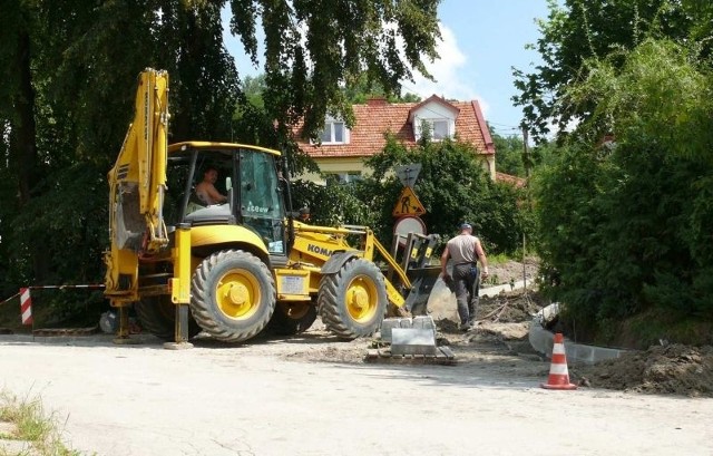 Ekipy remontujące ulicę Szarych Szeregów wytyczyły już rejon wschodniego skrzyżowania z ulicą 11 Listopada.