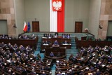 Sejm przegłosował zmiany w Kodeksie Wyborczym. Osoby w kwarantannie oraz powyżej 60. roku życia będą głosować korespondencyjnie