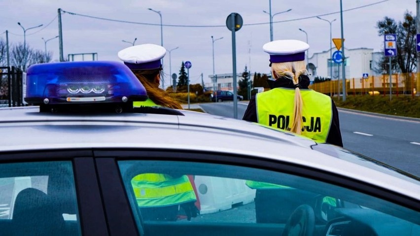 Białystok. Wzmożone patrole policji na ulicach i drogach. Funkcjonariusze sprawdzają, czy ludzie stosują się do zaleceń [ZDJĘCIA]