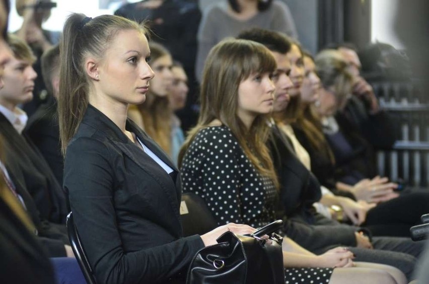 Premier nagrodziła najlepszych uczniów. Wśród nich 312 z...