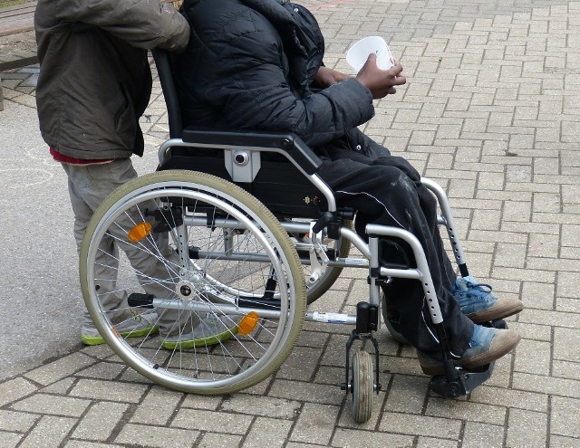 Tablice z nazwą urzędu w języku Braile'a i dodatkowe miejsca postojowe dla niepełnosprawnych pojawią się w Miejskim Ośrodku Pomocy Rodzinie w Poznaniu.