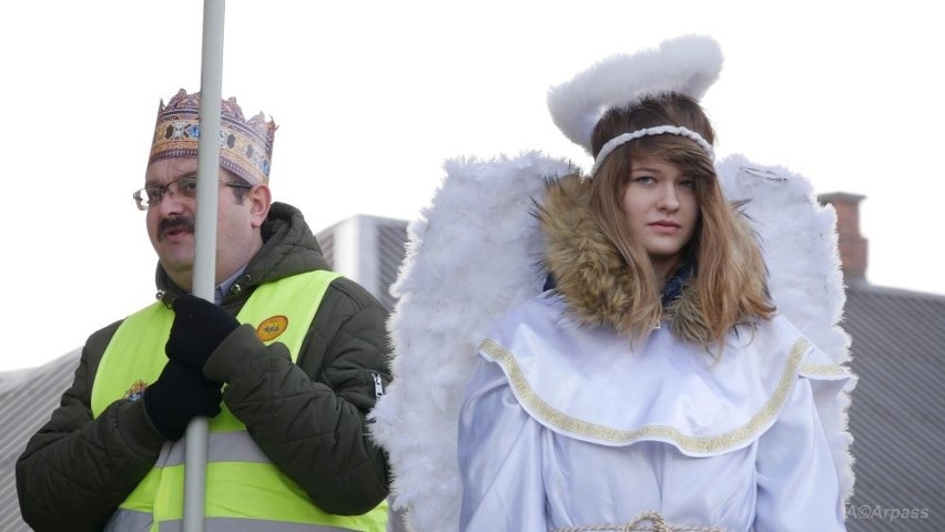 Orszak Trzech Króli 2018 w Kozienicach. Setki mieszkańców przemaszerowały w korowodzie przez miasto. Czy za rok pojadą na wielbłądach?